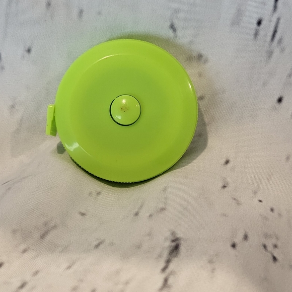 1 New Retractable Measuring Tape - Picture 8 of 8